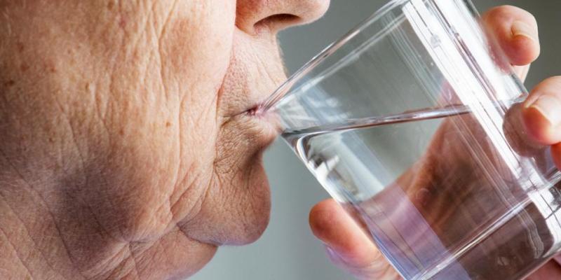 dka woman drinking water L2