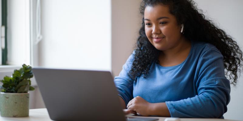 Young-hispanic-woman-plus-size-using-laptop